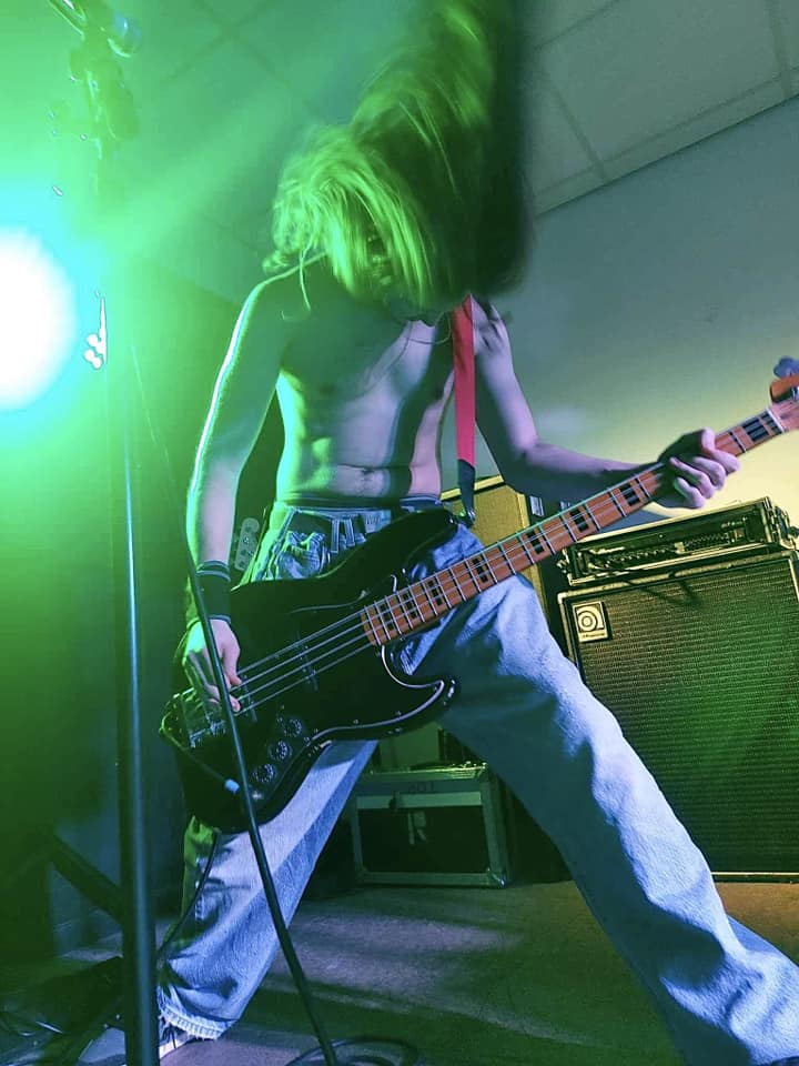 New kid on the block  has hit the  ground running,  6  shows in now and he's finding his feet,    48 songs  learnt and  plenty of  rockin' out with all of them on rotation.