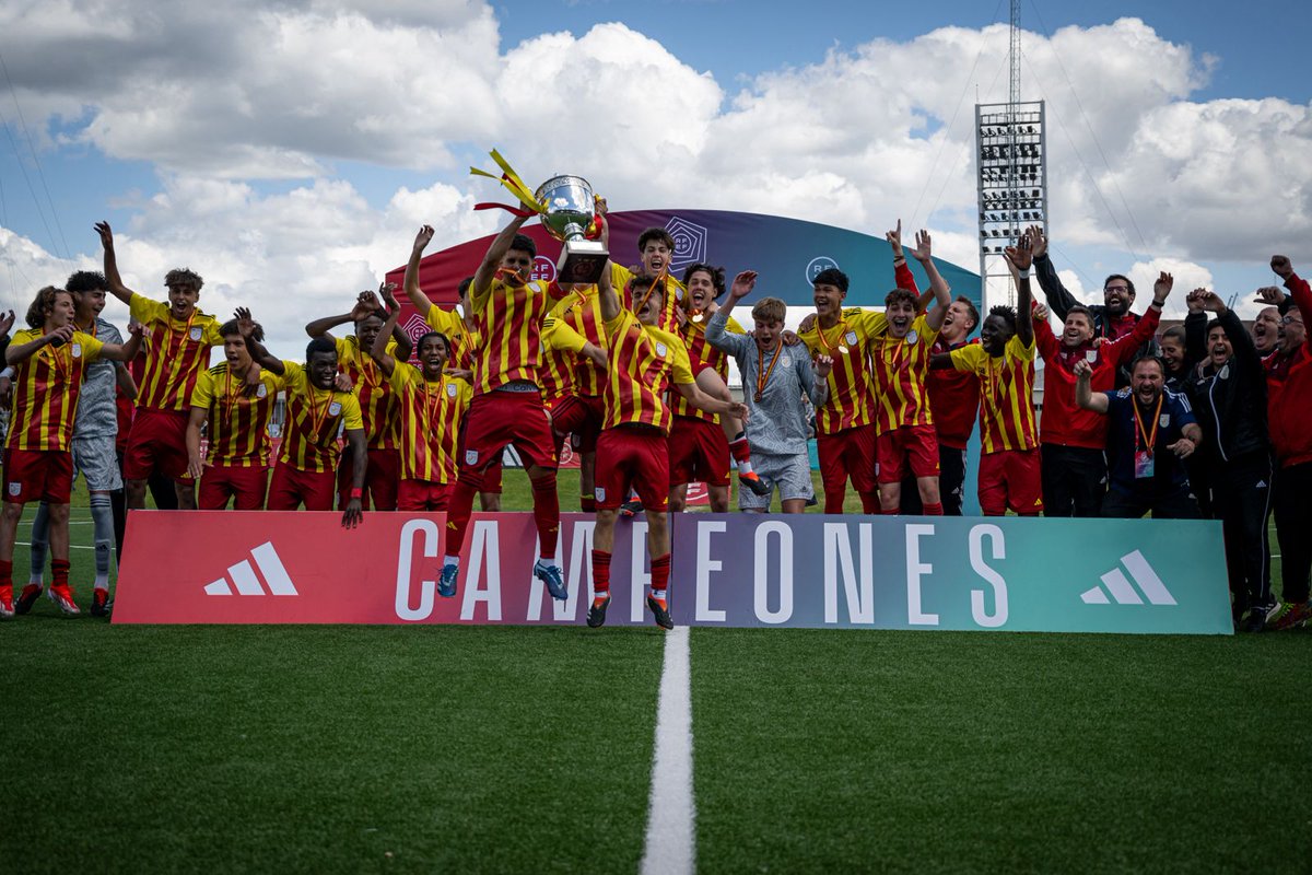 🏆Iker Rodríguez, Pedro Fernández, Pedro Rodríguez, Baba Kouruma and Roberto Tomas have won a trophy with Catalunya U16 side. #FCBMasia