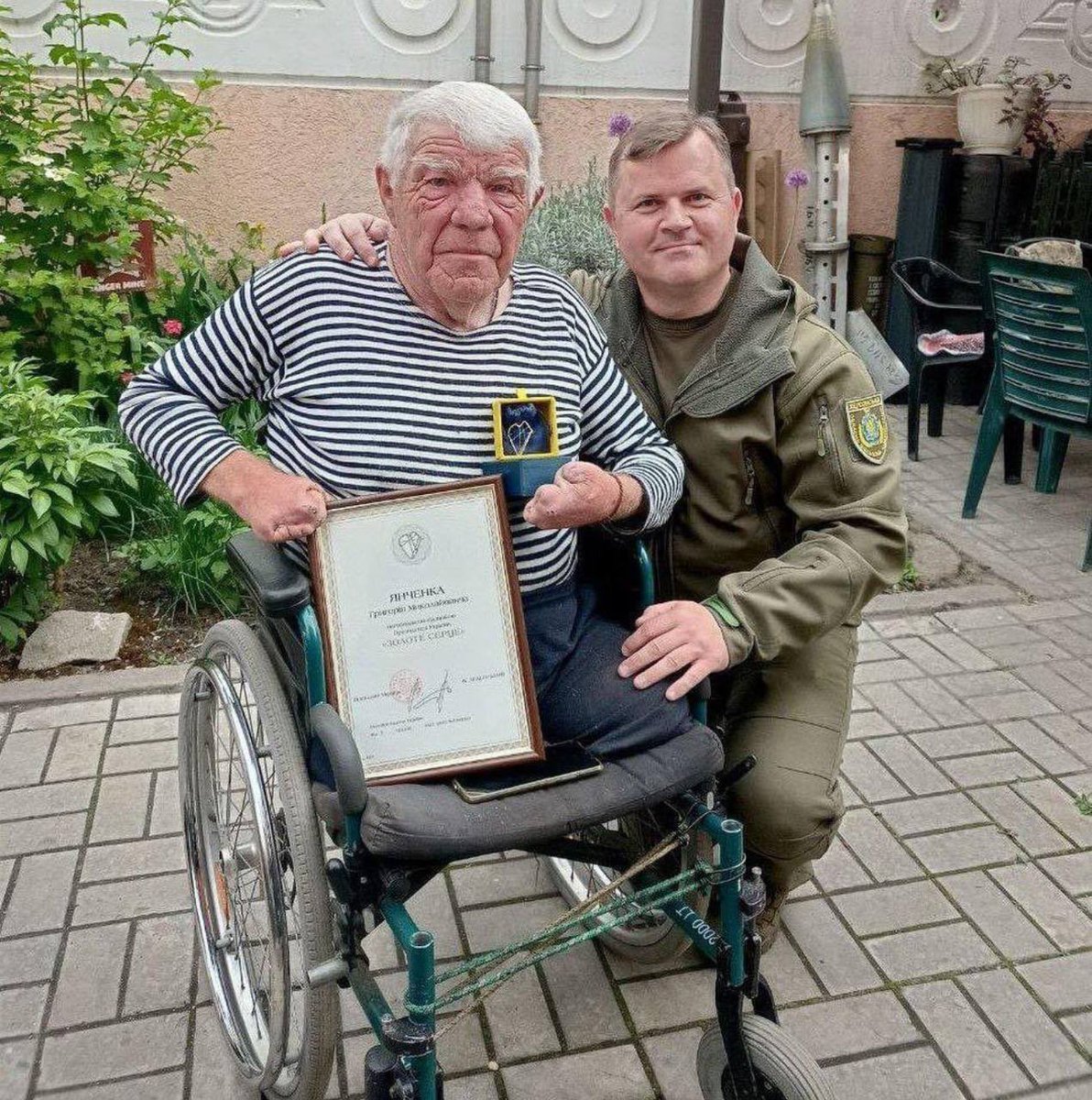 Kherson volunteer Mr Hryhorii, known as Uncle Hrisha received a 'Heart of Gold' award. He survived Russian occupation and never hid his love for Ukraine. Hryhorii Yanchenko, 77, raised about 8 million UAH for the Ukrainian Army. He has been supporting the AFU since 2014 and…