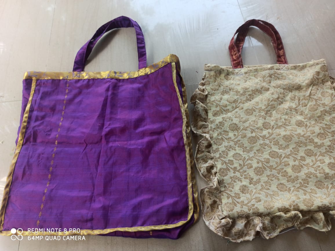 Textile pollution is a major issue in #Kameswaram where we operate. Finding a #secondlife for cloth helps keep waterbodies free of trash. Converting old pillowcases and #sari into bags helps prevent such contamination. #FINdingSolutions