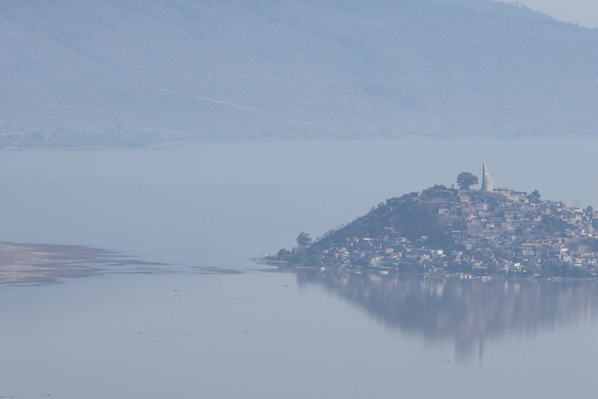 Pachecovv's tweet photo. Así se ve este fin de semana la sequía del lago de Pátzcuaro. Quienes llevan acá toda la vida te cuentan que nunca se había visto así de seco. El nuevo camino a Janitzio y lo seco de los bosques de pino-encino de alrededor pintan la gravedad de nuestra situación nacional. https://t.co/1orL8ju9i7