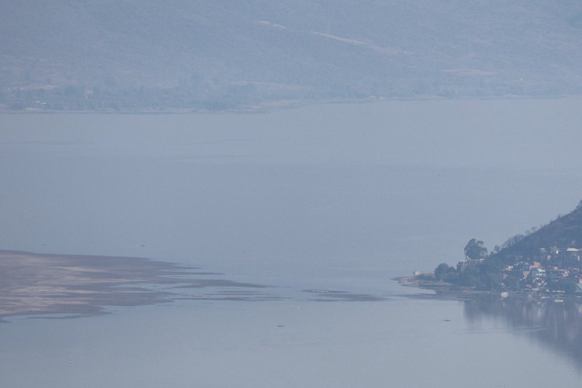 Así se ve este fin de semana la sequía del lago de Pátzcuaro. Quienes llevan acá toda la vida te cuentan que nunca se había visto así de seco. El nuevo camino a Janitzio y lo seco de los bosques de pino-encino de alrededor pintan la gravedad de nuestra situación nacional.