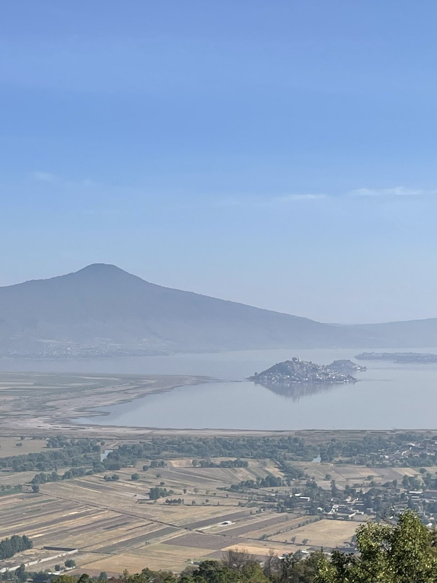 Pachecovv's tweet photo. Así se ve este fin de semana la sequía del lago de Pátzcuaro. Quienes llevan acá toda la vida te cuentan que nunca se había visto así de seco. El nuevo camino a Janitzio y lo seco de los bosques de pino-encino de alrededor pintan la gravedad de nuestra situación nacional. https://t.co/1orL8ju9i7