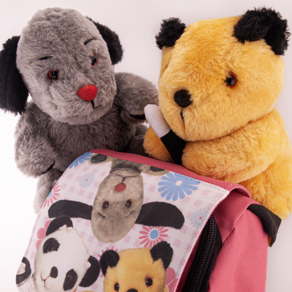Secretly planning what they can fill this lunch bag with... Get yours over at the Sooty Shop >> sootyshop.com/products/sooty… #CosTootyPooSmesh