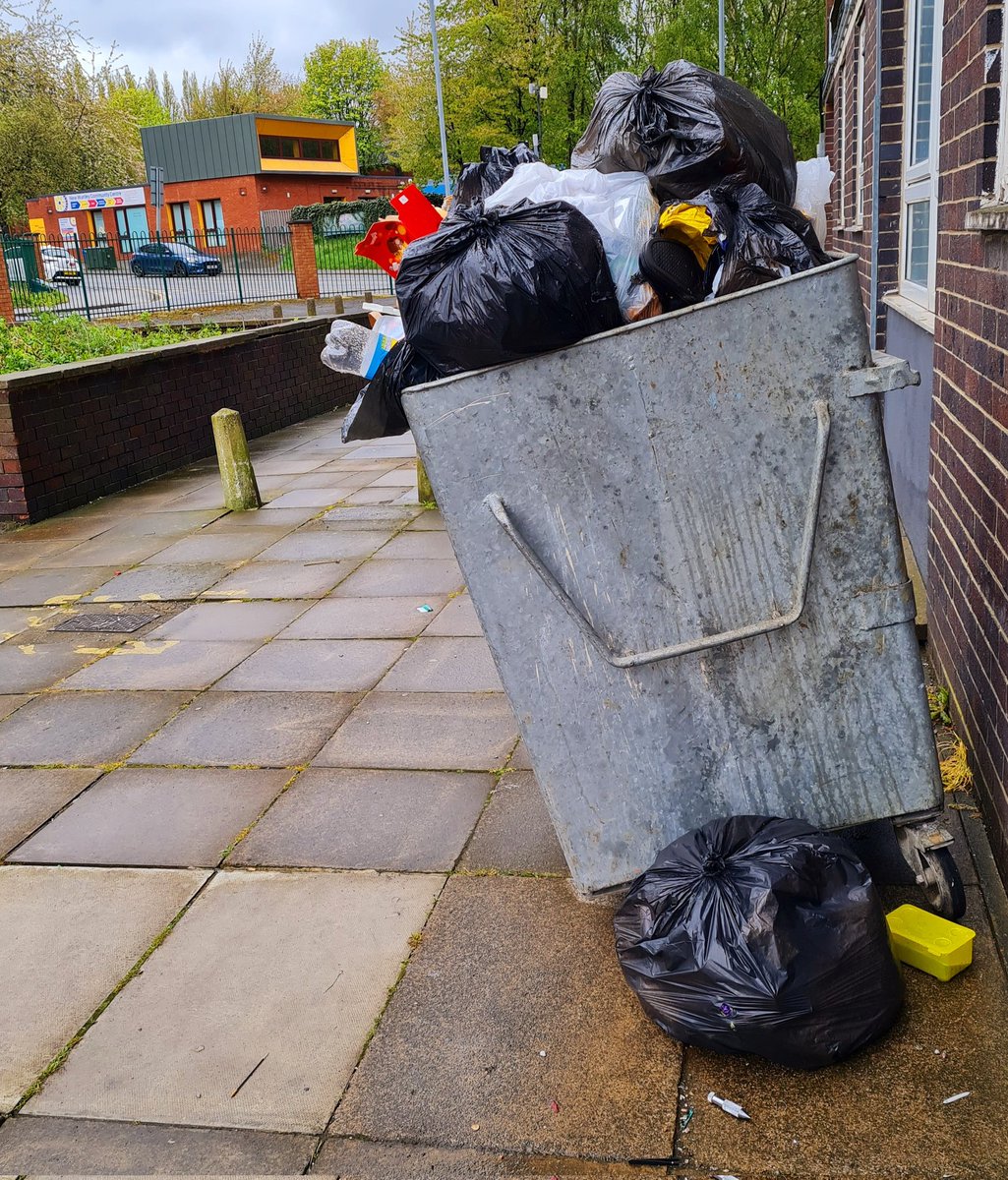 AndyParnham1965's tweet image. Thank goodness for tower blocks on a very rainy day! Delivering DMs this afternoon for Richard Banks, our fab Armley Labour Party candidate for the Leeds City Council elections. As always, reporting issues of concern that I see #casework @ArmleyLabour @Leeds_Labour