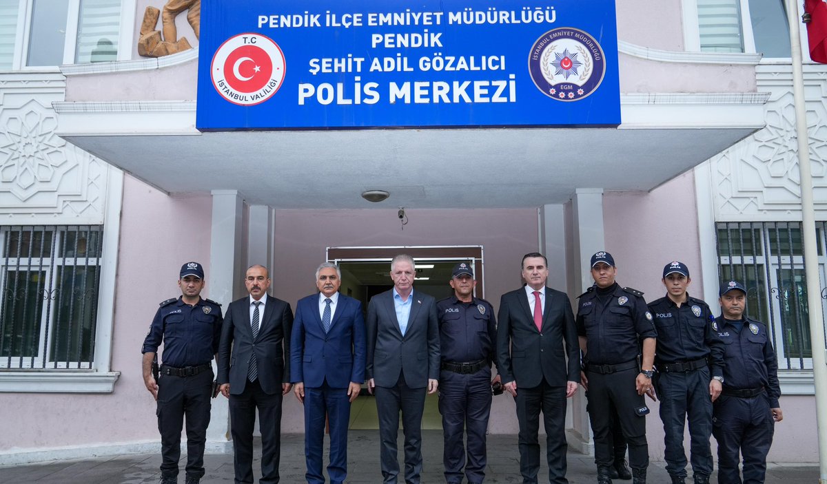 Valimiz @gul_davut, #Pendik Şehit Adil Gözalıcı Polis Merkezi’ni ziyaret etti. Denetleme defterini imzalayan Vali Gül’e ziyaretinde, Pendik Kaymakamı Mehmet Yıldız eşlik etti. 📍#Pendik