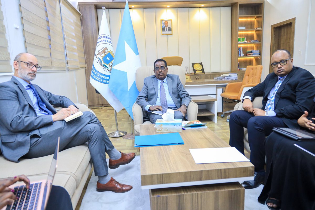 @UN Resident & Humanitarian Coordinator, @GConway_UN, met with the Minister of @MoIFARSomalia, H.E @AliYusufHosh to discuss partnership in local governance, stabilization & durable solution, and re-affirm the @UN’s commitment in support of #Somalia’s development priorities.