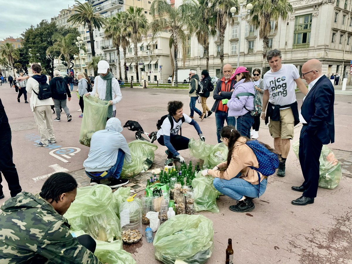 Avec les bénévoles de l’association Nice Plog Pling qui se réunissent tous les week-ends pour nettoyer la plage et le Paillon. Des milliers de déchets sont ramassés ! Merci à eux pour leur engagement contre les trop nombreuses incivilités dans notre ville. #Nice06