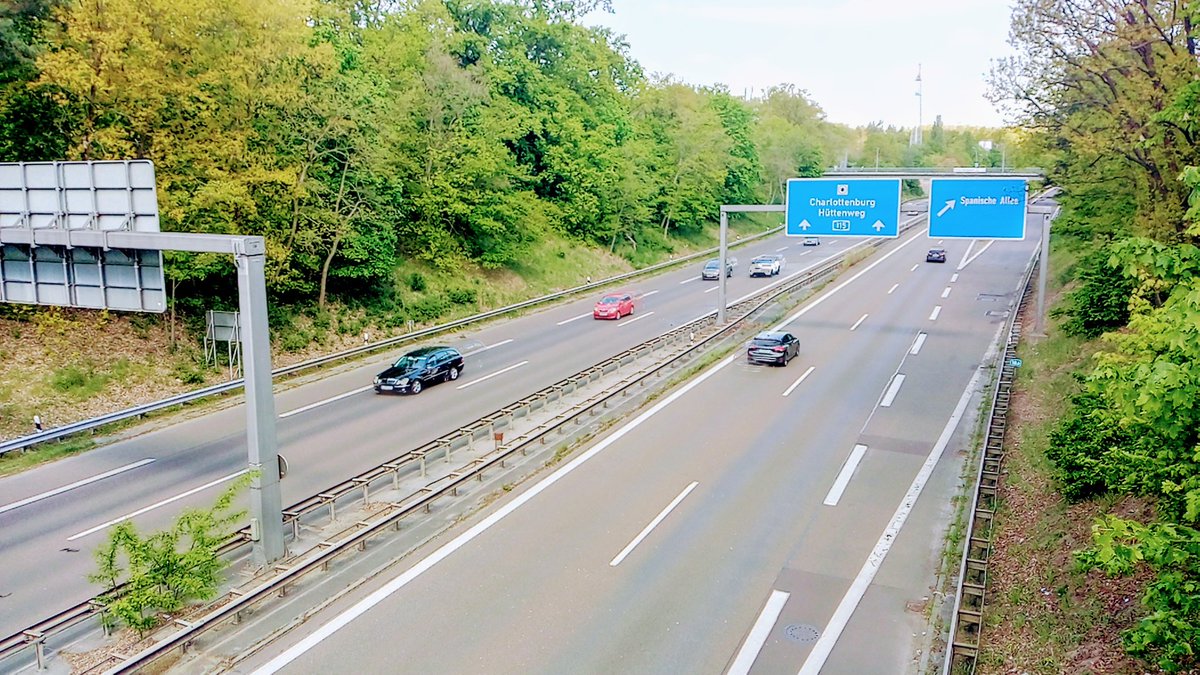 Auf der anderen Seite des S- Bahnhofes Nikolassee: Der Blick von der 'Borussenbrücke' auf die A 115

#LoveBerlin