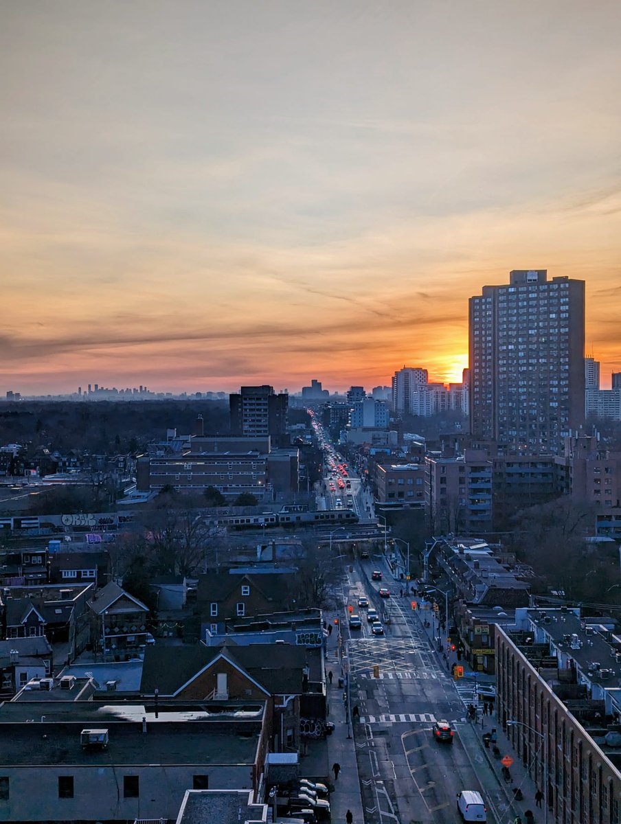 Twilight Treasures, Exploring City Charm as the Day Fades Away. 

#SunsetVibes #CitySunset #SkylineViews
#GoldenHour #SunsetMagic #SunsetPhotography
#CityLife #Toronto #The6ix #TorontoViews #TorontoSkyline