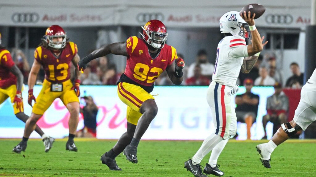 The Tennessee #Titans are set to have former USC and Arizona defensive lineman Kyon Barrs at their rookie minicamp on a tryout basis, a source tells @247Sports. Had 120 career college tackles. Was an All-Pac 12 selection at Arizona in 2021 when he had 33 tackles and five sacks.…