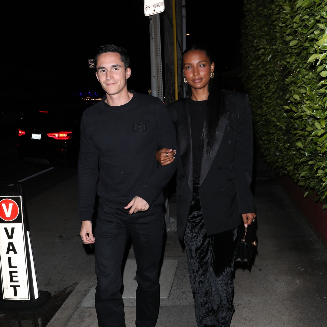 Jasmine Tookes Enjoys an Evening at the ShoreBar in Los Angeles

More images at: gawby.com/photos/248387

#JasmineTookes #ShoreBarLA #LAcelebs #nightlife #beachvibes #modelbehavior #LAevents #summerfun #celebrityspotting #glamorousnight #shoredrinks