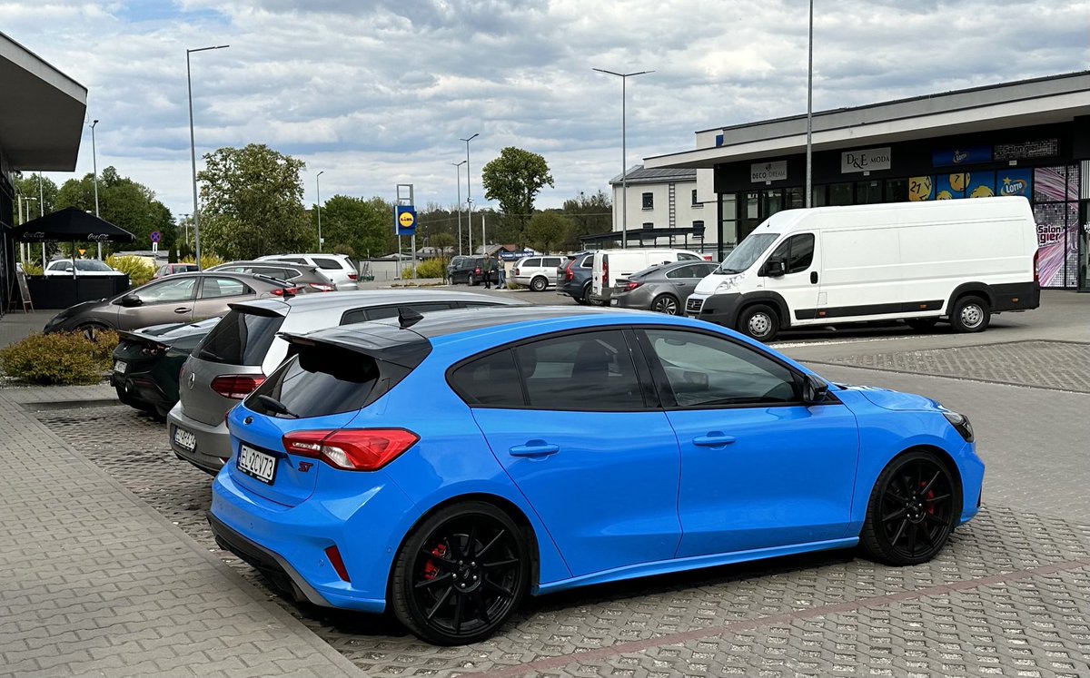 #MotOlivka świetny jest ten kolor Forda Focusa ST 👌 ⁦@FordPolska⁩ ⁦@auto_moto_pl⁩