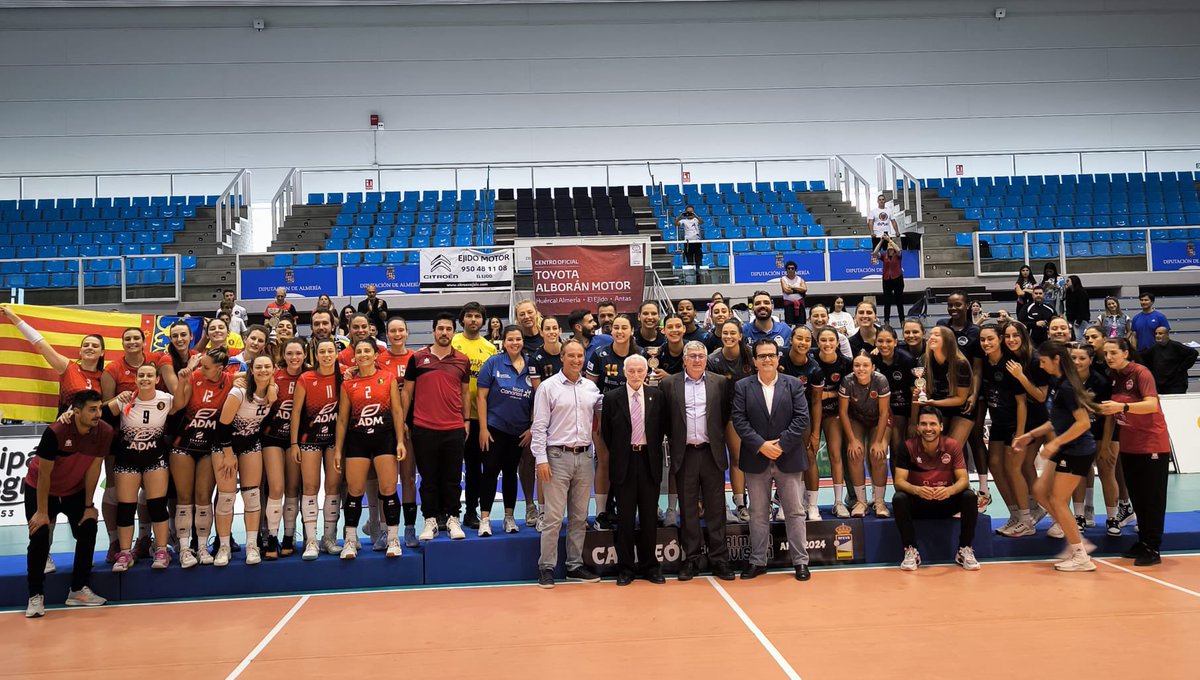 🏐 El Pabellón Moisés Ruiz ha acogido la Fase Final de la Primera División de Voleibol femenino. 🏆 El equipo campeón es Élite Vóley El Rosario tras ganar al CV Paterna Liceo Hienas por 3-1. 👏🏼 El diputado provincial Antonio J. Rodríguez ha dado la enhorabuena a las campeonas.