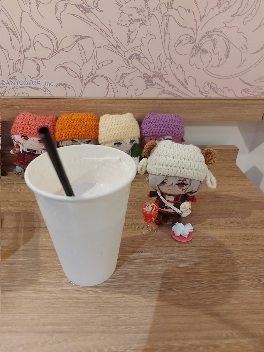 I went to the collab cafe today! ❤🧡💛💜🌹🐧
(sorry I couldn't get all the Papes😓)
I ordered Fuuchan's strawberry sheepmilk and Wosemi's Rose pearl milktea 🍓🐑🥛🌹🧋and they both taste good 😋
I really like the decorations in this cafe 
#BonFuuyage #fuwauki