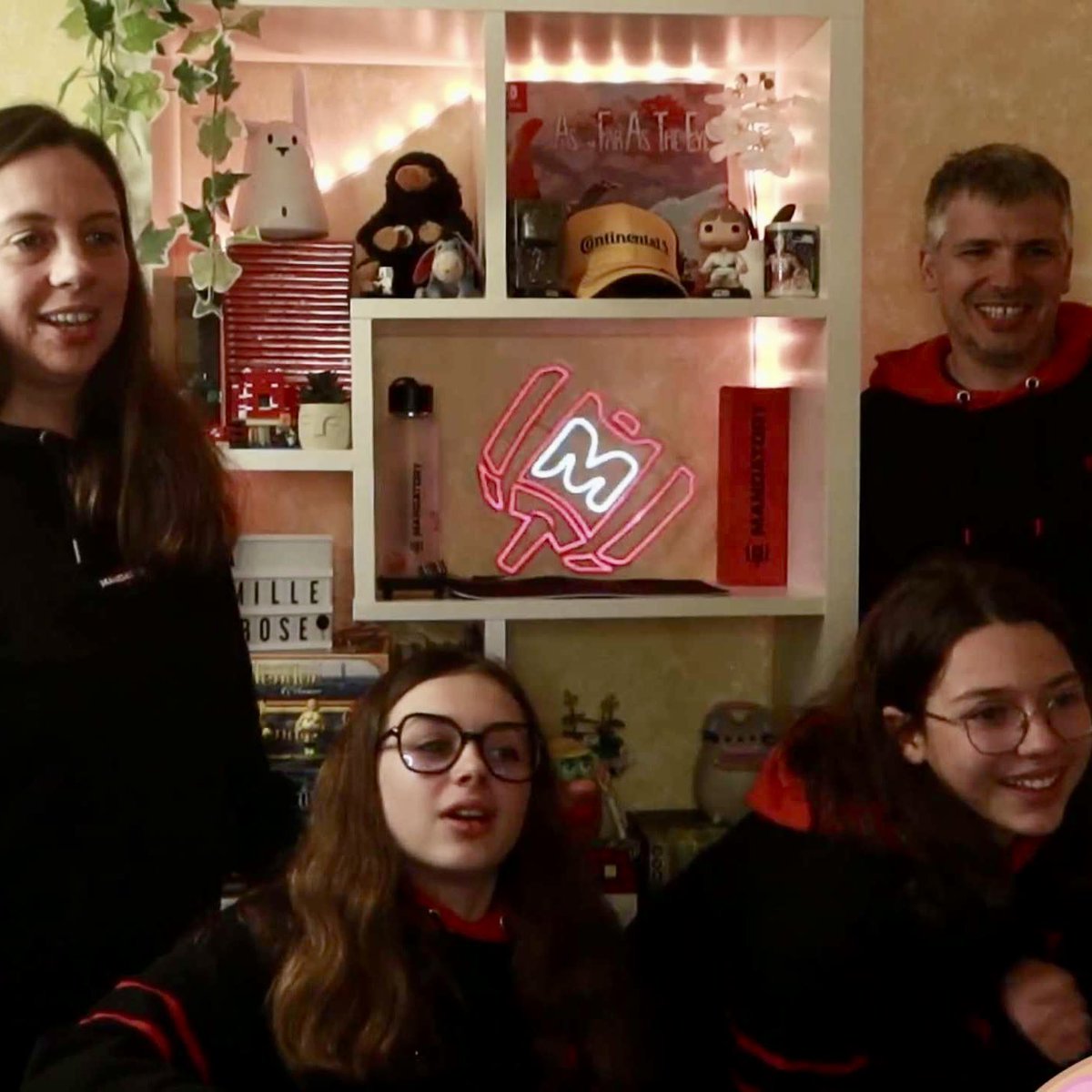 Julie_C_B's tweet photo. Voici ce que @DevilSoul94 a fait pour les déplacements des @LesHammers_ sur les événements de @MandatoryGG &amp; @ZeratoR ! Et il l’a confié à nous, La Famille Rose ! Le reveal vient de se faire en stream sur Twitch (LFR4stream) ! Merci 1000 fois pour ta confiance, Devil !!! ❤️🔨 https://t.co/APoDw8gxbD