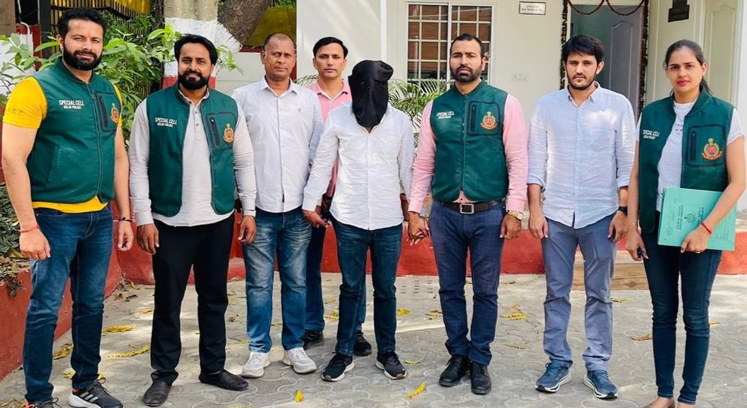 Mohit, active member of infamous Kala Jatheri-Anil Chippi Gang, arrested by Special Cell (SR). Wanted in a firing incident in Delhi, previously involved in cases of heinous crimes. Fine quality weapon recovered. @LtGovDelhi @Delhipolice