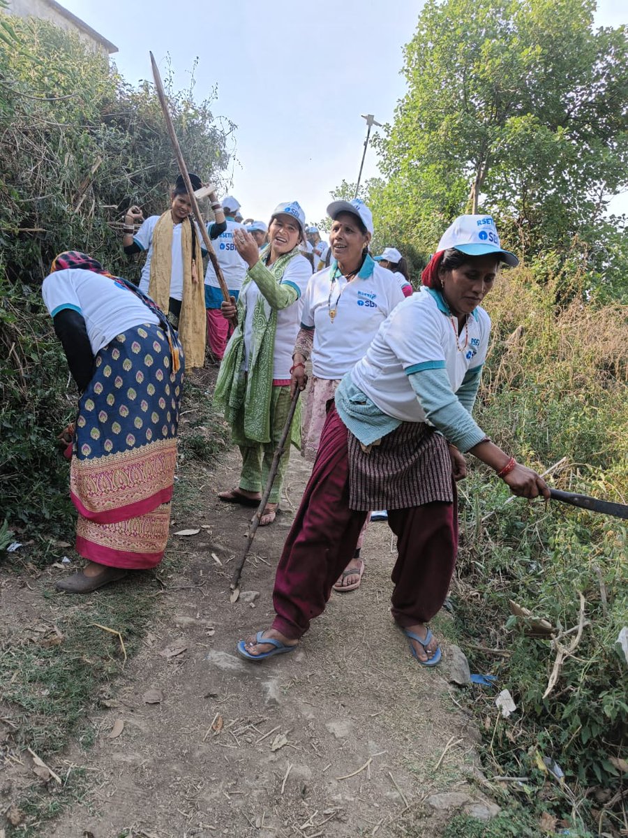 विकास खण्ड नारायणबगड़ के ग्राम ज्यूड़ा में RSETI द्वारा 10 दिवसीय मशरूम प्रशिक्षण में स्वयं सहायता समूह की महिलाओं द्वारा स्वच्छता कार्यक्रम के तहत श्रमदान किया गया।@nitikakh22 @cdo_chamoli @ganeshjoshibjp @dd_msydav @MoRD_GoI @ukcmo @REAPUttarakhand