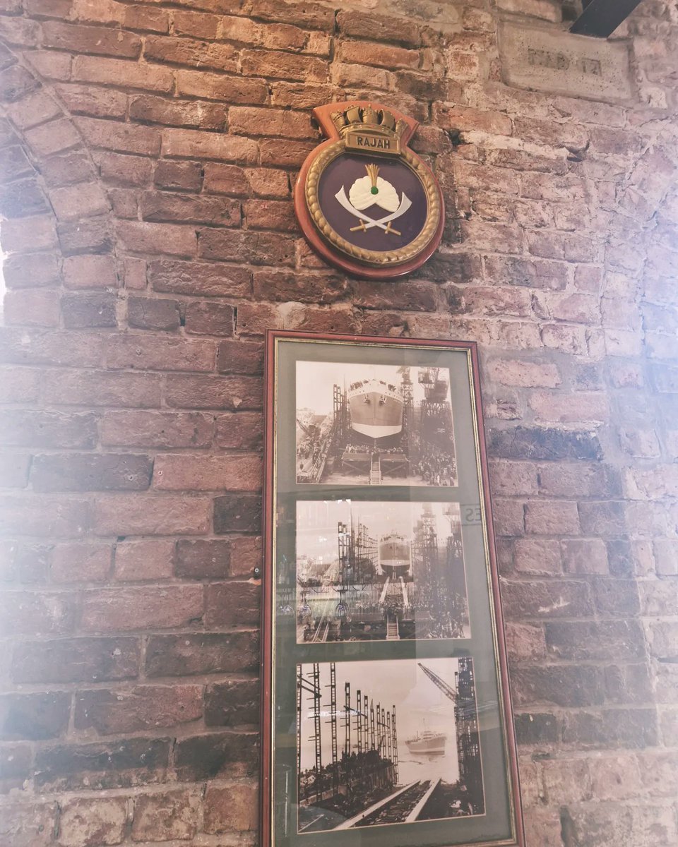 Kagsy25's tweet photo. Haven't been in this pub for many years, near the Dock, near the Mersey, still got that vibe, still got the smell,π music is boss in here, an I'm on a date tooπβ€οΈππΆ
#family vibe
#dateday
#itsboss https://t.co/iznNDEg1qM