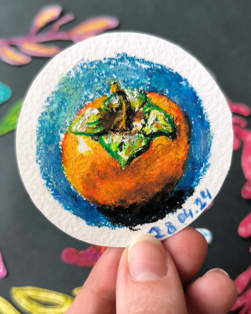 119/366 Oh, oil pastel looks dashing on this persimmon 🙀 
#366rounds #roundpainting #stilllife #tinyart #oilpastelpainting #oilpastels