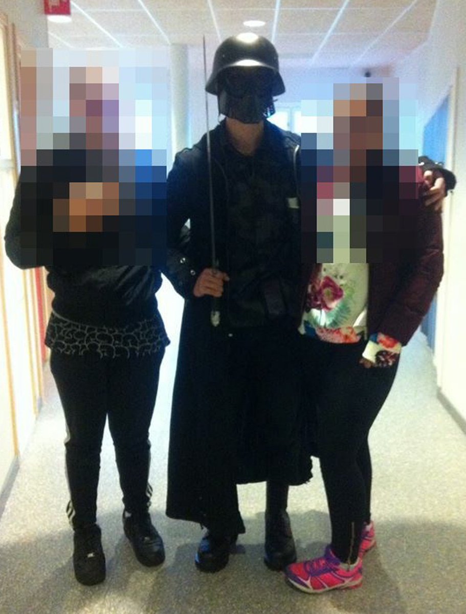 En 2015, un neonazi en Suecia entró a una escuela con un casco de la Segunda Guerra Mundial, una gabardina, una máscara y una espada. Asesino a 3 personas en el ataque.

Esta foto fue tomada minutos antes de lo sucedido, por dos chicos pensando que era una broma de Halloween.