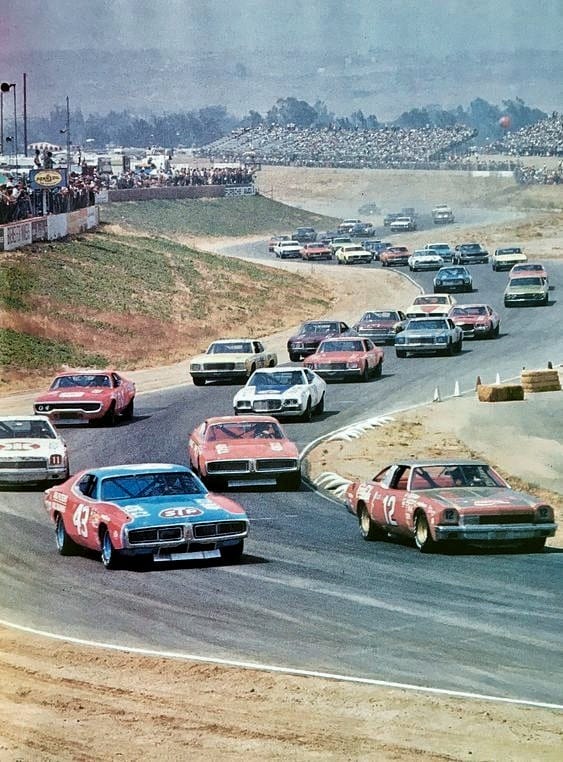 Memoire2cite's tweet image. Rétro car voitures 🚘 Courses de Nascar à l'ancienne, All Hail KING RICHARD! C'était à l'époque où toutes les voitures étaient fabriquées aux États-Unis, pas à l'étranger, et elles ne prenaient jamais de pause, sauf pour les arrêts aux stands ￼ youtube.com/watch?v=jajo_G… 📸🎶🇺🇸🎵