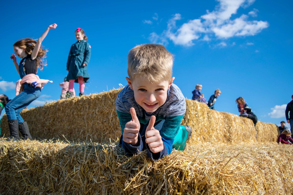 🐏 Spring Festival Farmyard Fun 🚜 Make a date to join us down on the farm! Meet the newborns, take a trailer ride, be a mini farmer, climb the giant bales, crafts, BBQ, stalls and more! 👇 earthtrust.org.uk/events/spring-… 📅 4-5 May / 11-12 May ⏰ 10am – 4pm 🎫 £5 pp online 📍 OX14 4QZ