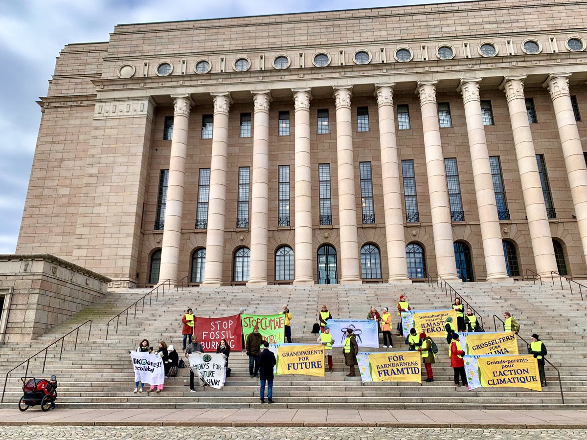 Amazing group on Friday for #FridaysForFuture #Helsinki!🇫🇮

We gather on the stairs of the Parliament of #Finland EVERY Friday from 10-12 to demand urgent #climateaction from our elected representatives💪

Welcome to join anytime and invite your friends!🤗 #ilmasto #ilmastokriisi