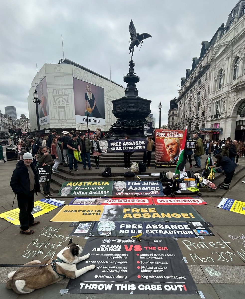 Faithful and loyal supporters yesterday at Eros Piccadilly Circle. via @claracampostor1 🌈🕊️✊