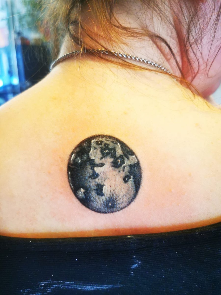 una amiga tenía un tatuaje de una luna que parecía un ano... hoy se lo fue a retocar y ahora parece un perro enojado