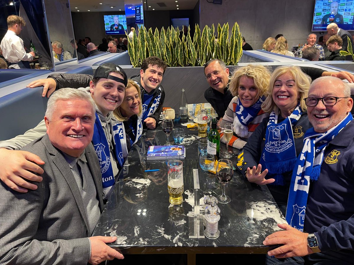 @EFCHospitality @Everton Enjoyed doing the Lounges yesterday & in the company of loads of Toffees ..😊 Met this lovely family of Evertonians from Chicago.Patrick & Lisa Koehl, their 2 sons John Paul & Teddy and Grandparents Ken & Sue Kozin. Safe journey back #NSNO 💙👍