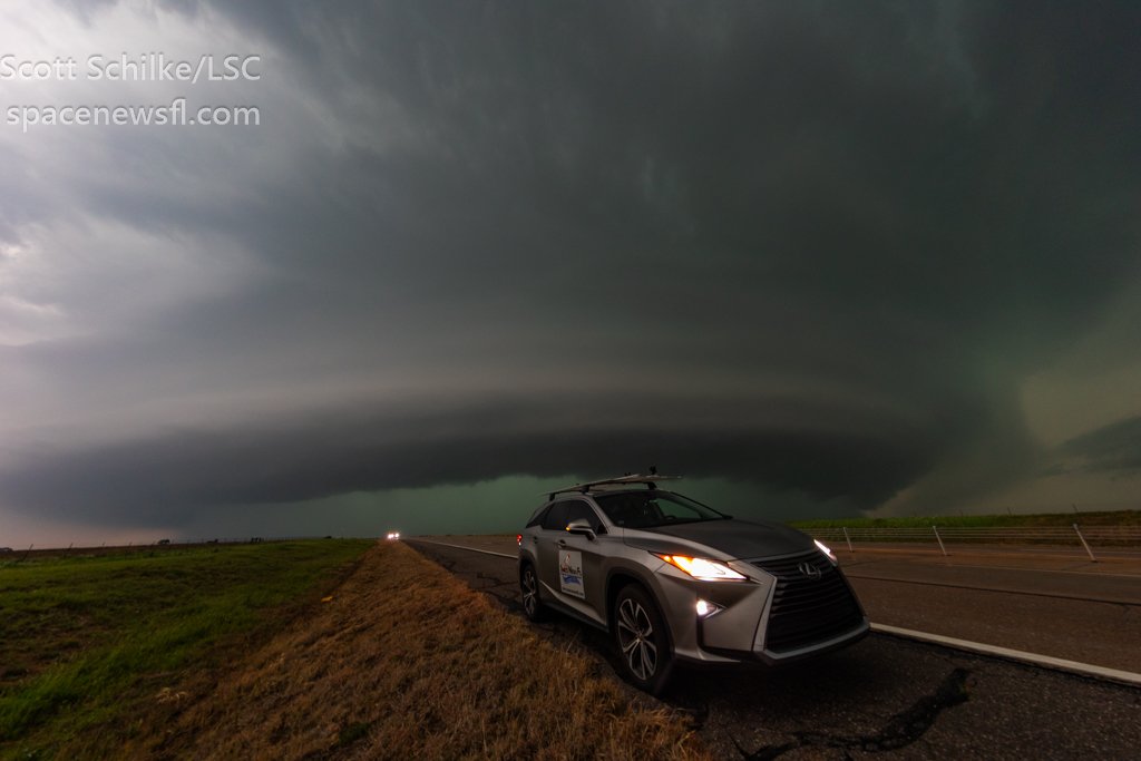SchilkeScott's tweet image. Yesterday chased (tail end Charlie) #PDS #Tornado #warned #storm at #Burkburnett #Texas all the way to #Tulsa #Oklahoma  &amp;amp; it paid off.  It started out as high base junk but when magic hour started it wrapped up into a huge monster with an inflow tail #Weather @LiveStormChaser