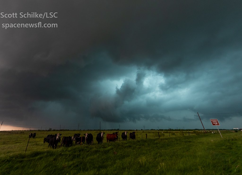 Yesterday chased (tail end Charlie) #PDS #Tornado #warned #storm at #Burkburnett #Texas all the way to #Tulsa #Oklahoma & it paid off. It started out as high base junk but when magic hour started it wrapped up into a huge monster with an inflow tail #Weather @LiveStormChaser