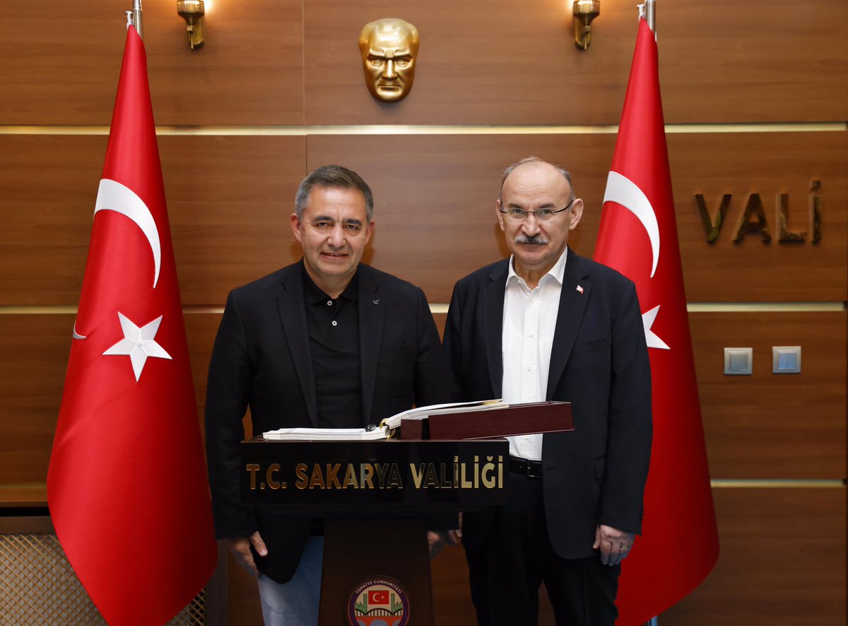 Kırşehir Valisi Sayın Hüdayar Mete BUHARA, Valimiz Sayın Yaşar KARADENİZ’i makamında ziyaret ederek bir süre görüştü.