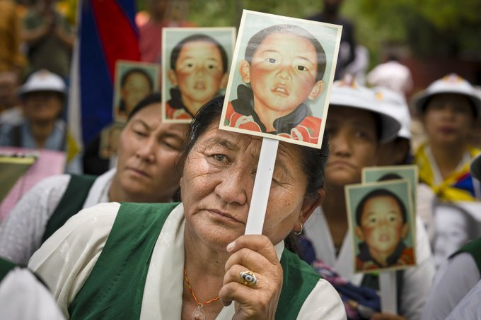 #TIBET ☸️

Il #25aprile ricorre il 35° compleanno di Gedhun Choekyi Nyima, 11° Panchen Lama, 2° carica del buddhismo tibetano.

A 6 anni venne rapito dal regime cinese: da allora il suo destino è sconosciuto. Che il mondo non lo dimentichi.