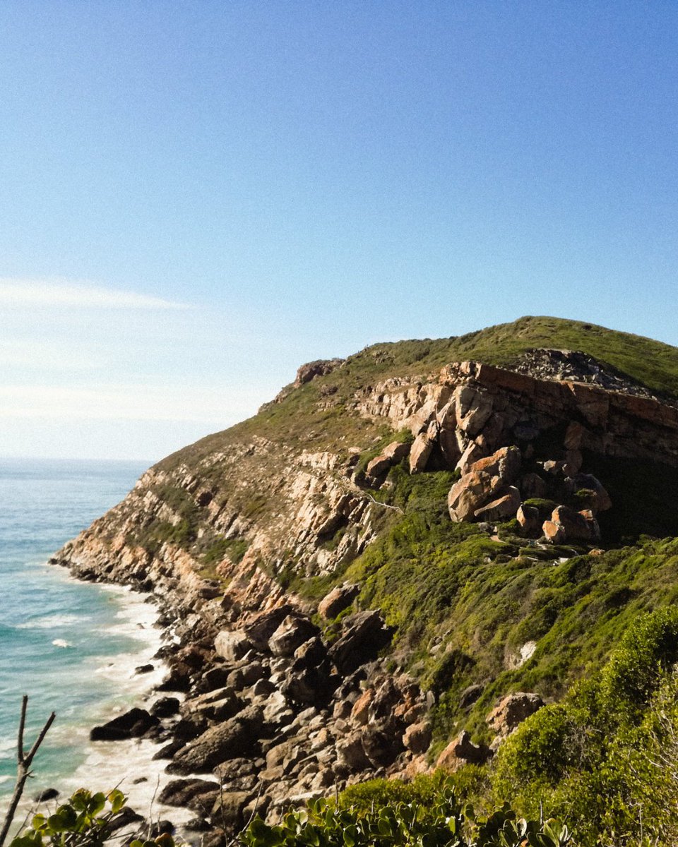 We hiked the Robberg Trail for the first time 7 years ago. We fell in love with it again many times since then. 
You can take the same trail but you’ll never have the same hike.
#plettenbergbay #southafrica #hikingtrail 
📷04.17