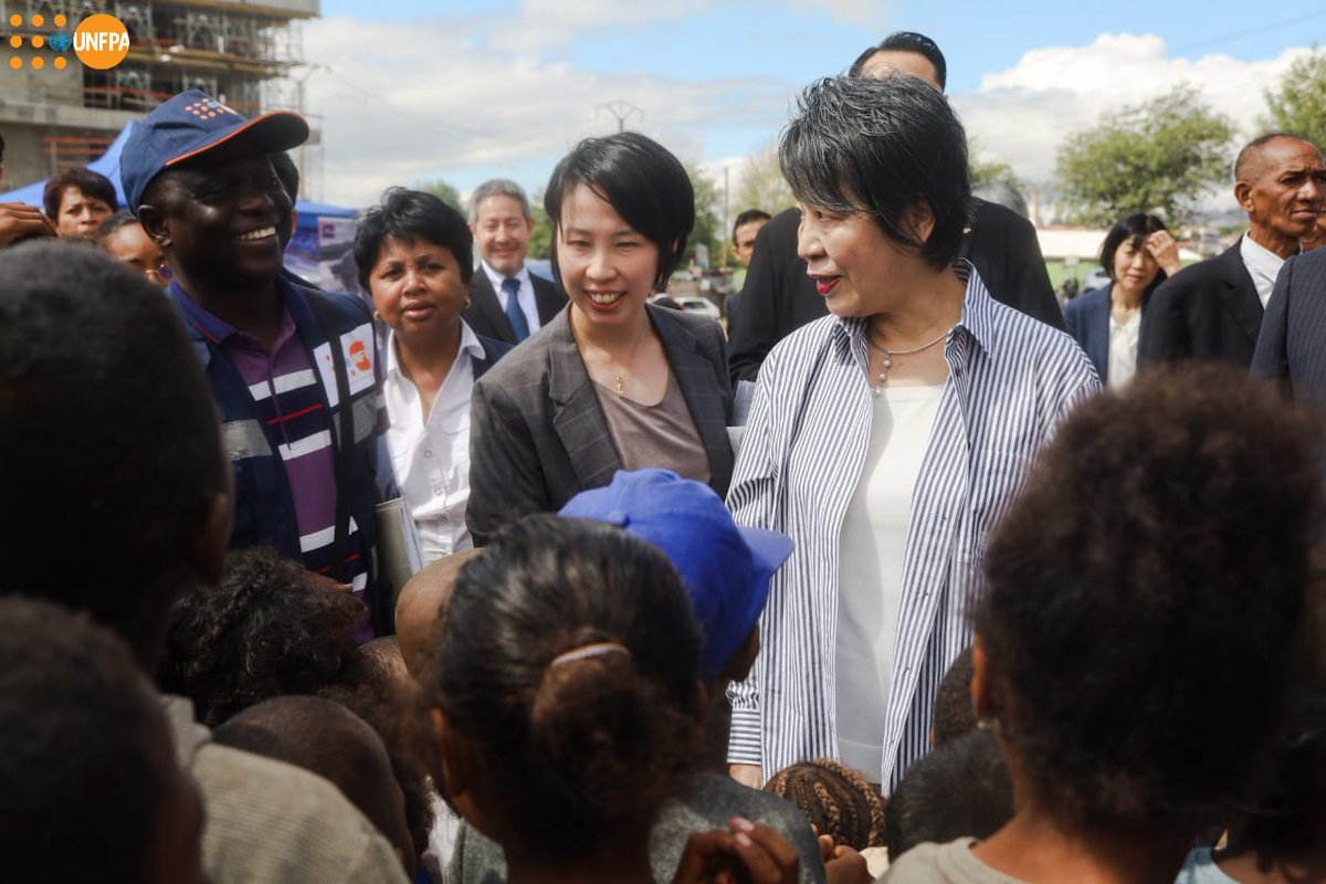 W/ @UNFPA key partners inc
Min. Pop, Min. Health, Association Fitia, FISA, ASOS, Female Proximity Brigade,
🇯🇵 delegation led by HE @Kamikawa_Yoko, Min. Foreign affairs, were welcomed by beneficiaries of integrated #FamilyPlanning, maternal health & #GBV services in #Antananarivo
