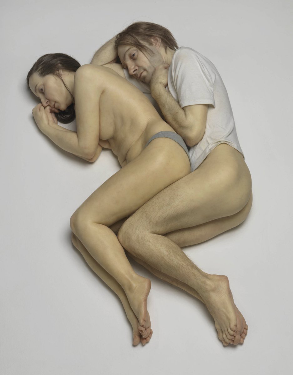 Hyper-realism appeared in the early 1970s to describe highly realistic, lifelike sculpture and painting. 👀 This sculpture, 'Spooning Couple' 2005 by #RonMueck, shows an eerily high level of realism, from the texture of the skin to the careful placement of individual hairs.