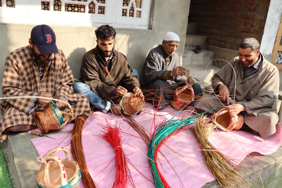 कांगड़ी - जो न सिर्फ लोगों के रोज़गार का जरिया है बल्कि कश्मीर के हथकरघा कारीगरी की भी एक अनोखी पहचान है, पढ़िए कैसे कश्मीर के लोग अपनी इस विरासत को संजोए हुए हैं

 यहां🔗hindi.awazthevoice.in/business-news/…

#JammuAndKashmir #Kulgam #Handicraft #Kangadi #Peace #DNN24 @AwazThevoice @minmsme