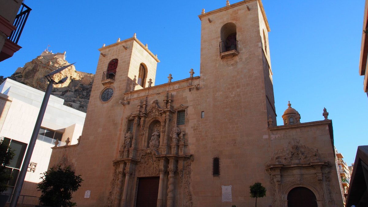 Do you want to discover the history of #Alicante? Visit its monuments and museums! 🏛️ Let the city transport you through time and uncover its impressive heritage. ⏳✨ #Alicante @c_valenciana @costablancaorg
