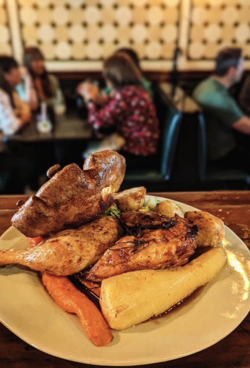 Why not indulge in a classic roast that will make you forget tomorrow is Monday, that's what Sundays are all about 🥰 #sundayfunday #sundayvibes #roast #food #foodstagram #chickenroast