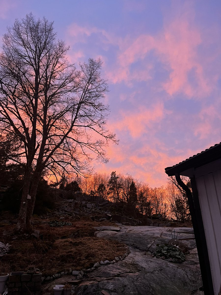 Nu är det knappt 1 å 1/2 månad tills jag får flytta hem till mitt älskade Bohuslän. Kvar lämnar jag dåliga minnen och ångest över att aldrig räcka till. 

Snart får jag komma hem igen.