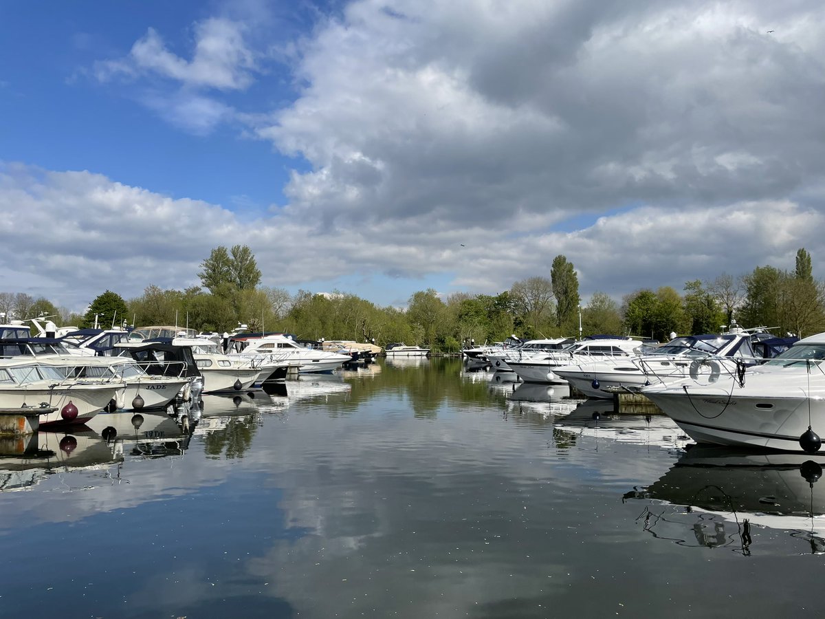 Sun finally coming out at Bray Marina on the #riverthames @RomneyWeir