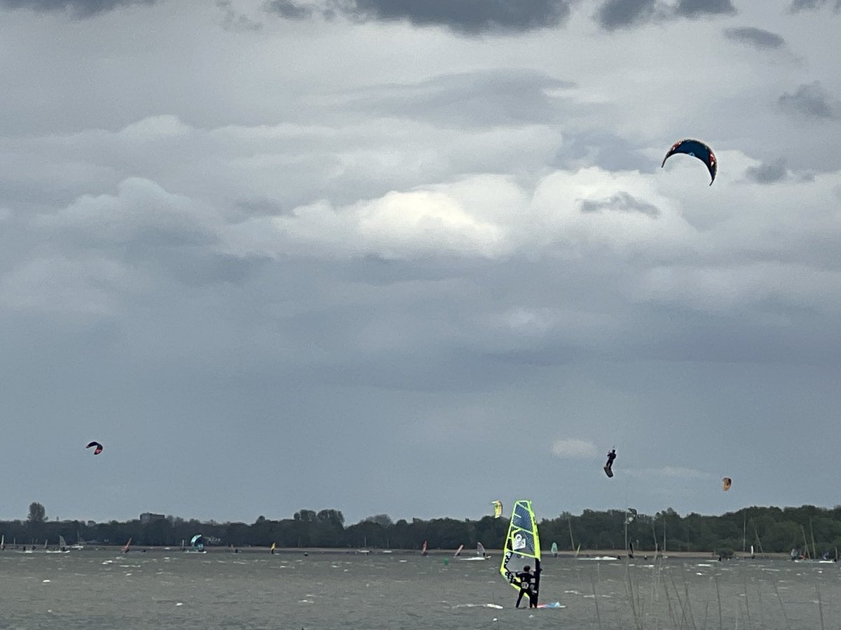 Knap hoor. Zo hoog als deze kitesurfer boven het strand van @Zeewolde zweeft.