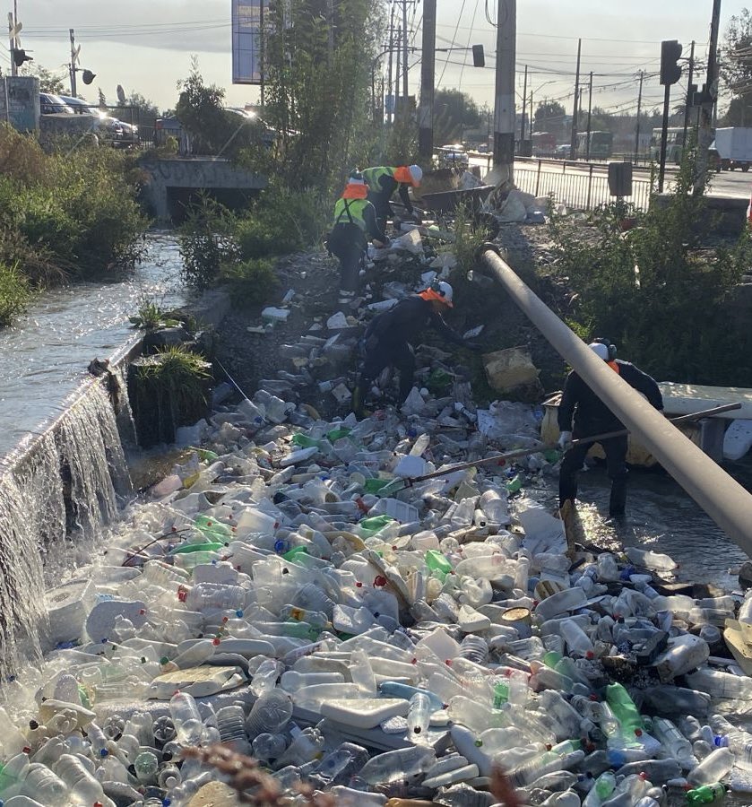 Cada semana los equipos de @Muni_Maipu deben realizar limpieza preventiva del Canal Santa Marta, para complementar los trabajos de la DOH del MOP. Pero no hay trabajos que resistan si en cosa de días se acumula este nivel de basura. Construir una mejor comuna es tarea de todos.