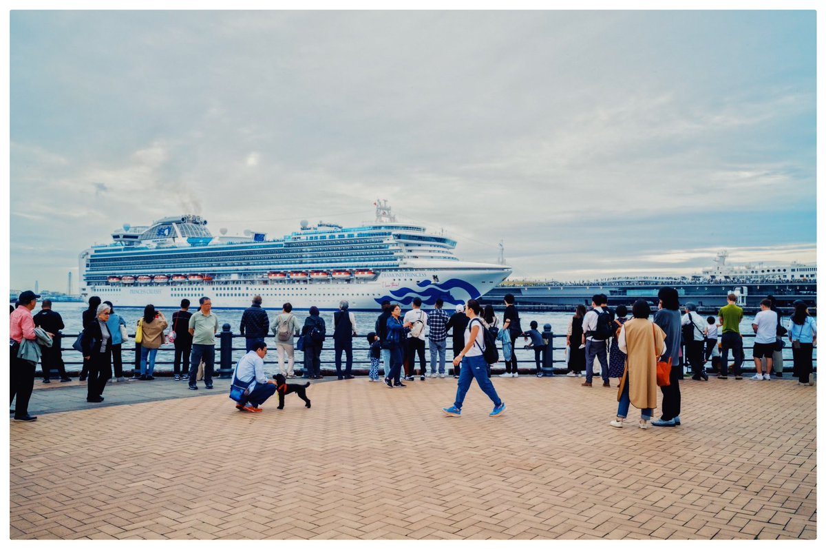 Diamond Princess号の出航風景。
壮観でした。眺めてるだけで気持ち昂ぶる。
ボクは仕事の合間だったけど、周りのみなさん、思い思いに休日を楽しんでいた。

#diamondprincess #横浜赤レンガ倉庫 #都市風景 #townscape #スナップ #snapshots #leica #leicam11