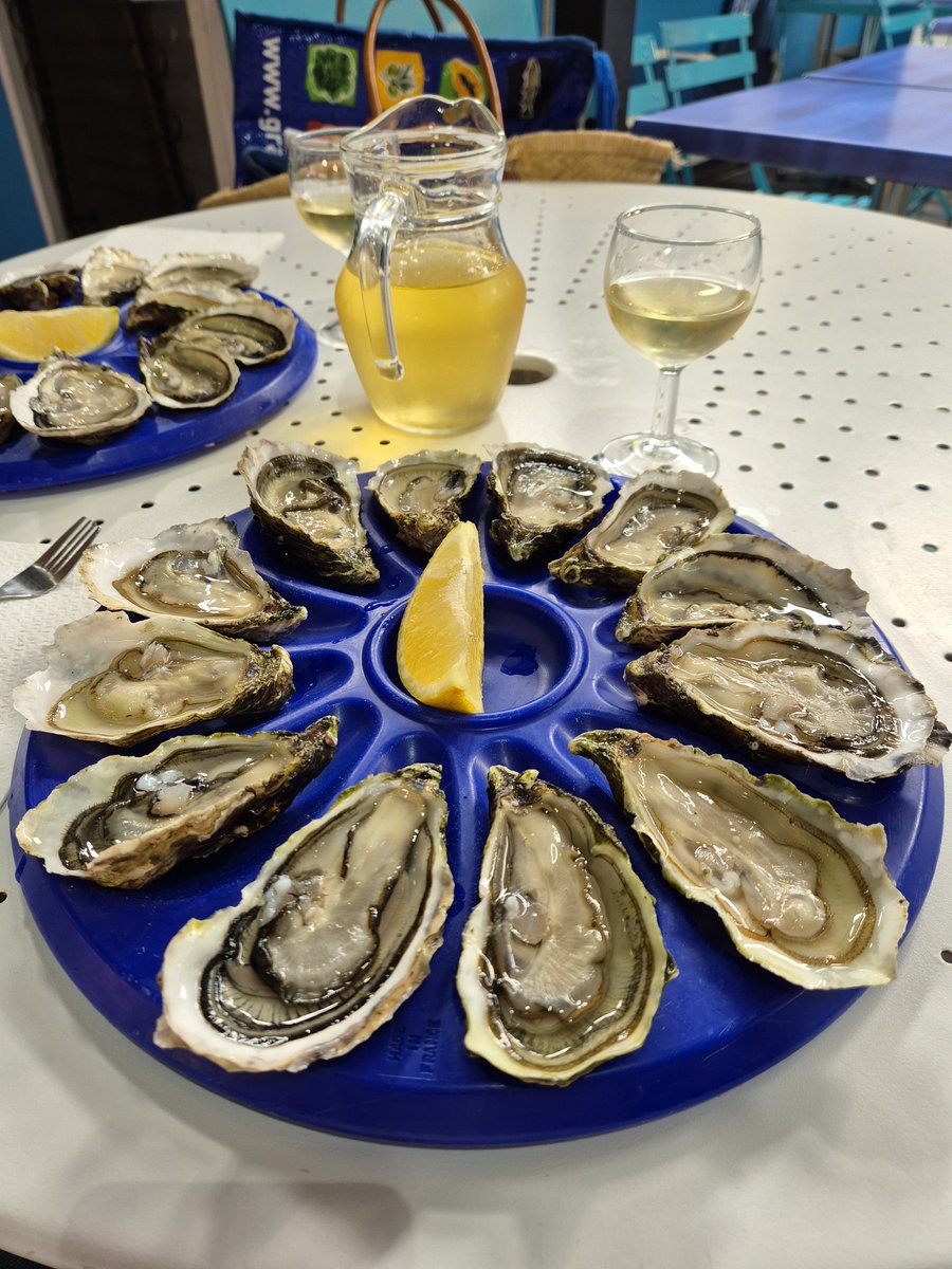 #Béziers Allez faire un tour au #marchéméditerranéen j’❤️ déguster de bonnes huîtres de l’étang de #Thau avec un bon verre de vin blanc. 
Un marché coloré ou se côtoie #musulmans et #JudeoChrétien en bonne intelligence loin de #SciencesPo 😉🤣😂
#MazalTov