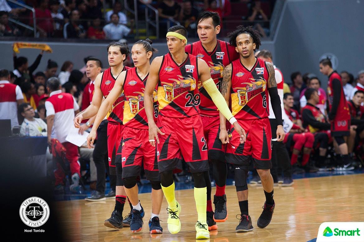 #PBA2024 June Mar Fajardo, Marcio Lassiter celebrate as SMB retires Arwind Santos' jersey, by @justinebacnis #ReadMore 👉 tbti.me/s22o41