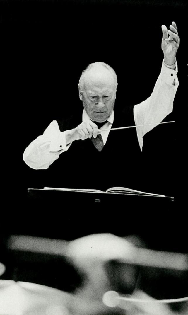 🇨🇭Swiss🎼 conductor, patron and impresario 🎶Paul Sacher (*28 April 1906 #Basel – †26 May 1999) was born 118 years ago

youtube.com/watch?v=9wG5tN…

#Sacher  #Hexachord #eSACHERe #PaulSacher #Brikcius #Berio #Boulez  #Britten #Dutilleux #Ginastera #Lutosławski #Martinů #Rostropovich