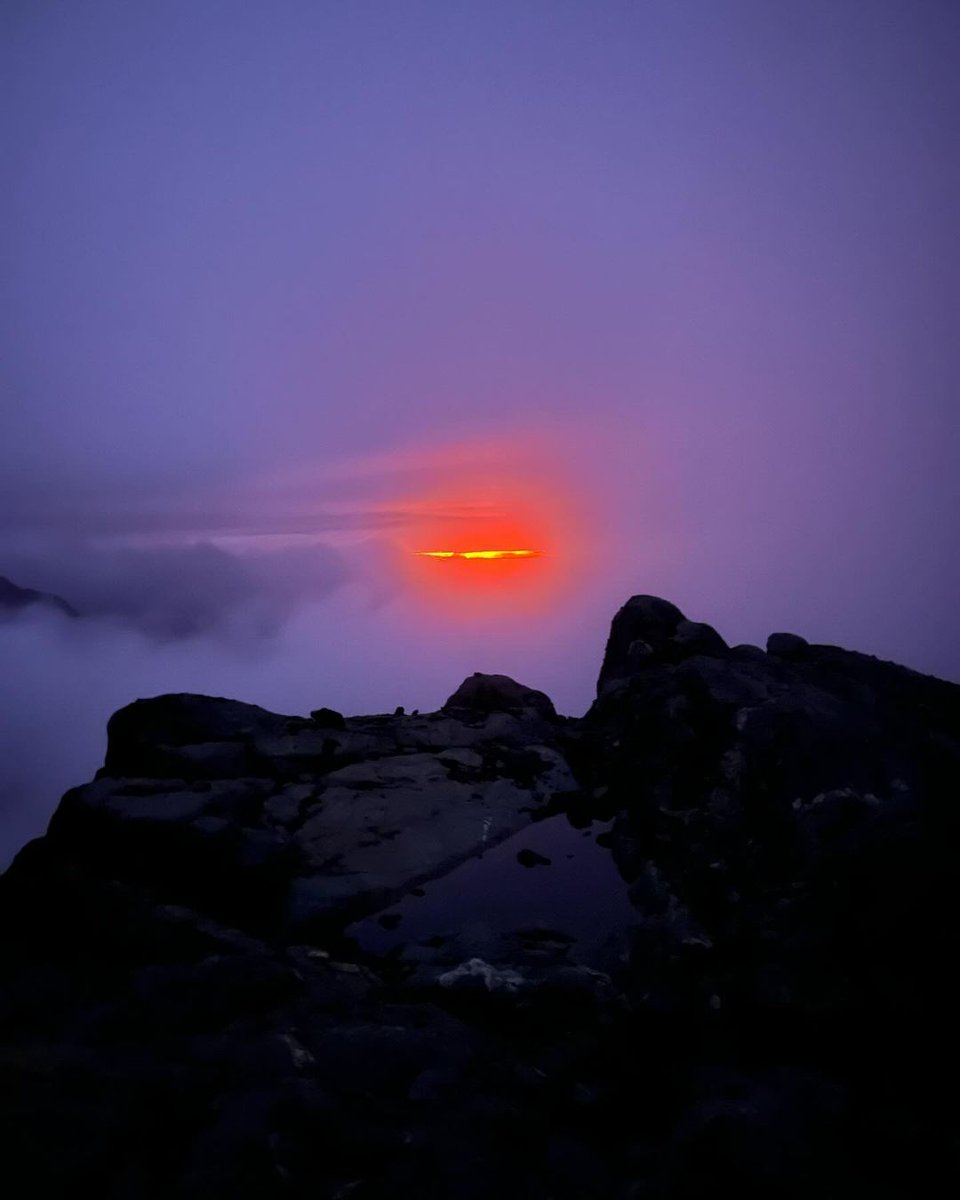 Look at this magical experience  as the sun dips below the horizon from the majestic #RwenzoriMountains. There's nothing quite like a mountain sunset to inspire awe and wonder. 
🇺🇬
#Rwenzoris
#RwenzoriMountains
#UgandaIsBeautiful
#ExploreUganda
#Uganda